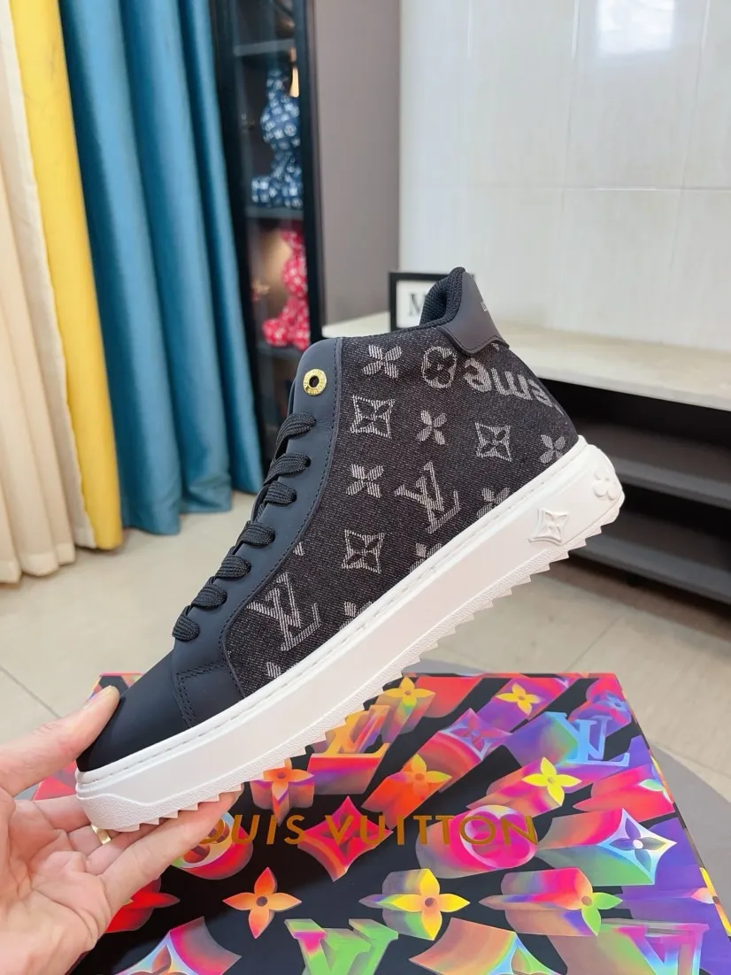 Men's shoes 💰560🌹🌹【LV】New men's high-top shoes, ‌global limited edition💯 shoes‌ are made of ‌original silk leather➕cowhide lining🐂top-grade workmanship! ‌Inner padding for feet: pure imported sheepskin lining, strappy sneakers, comfortable and breathable✅ luxurious and noble!! Men's shoe size: 38-44 💮